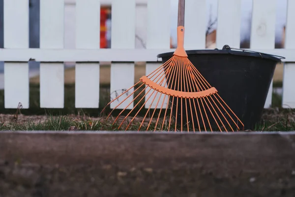 Eine Gartenfächerharke Leuchtendem Orange Steht Neben Einem Weißen Holzzaun Und — Stockfoto