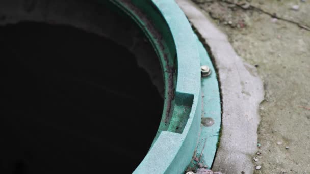 녹색 플라스틱 정원 맨홀 덮개를 덮은 모습 — 비디오