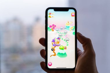 Kiev, Ukrayna - 2 Nisan 2021: Candy Crush Friends oyunu, şehrin arka planında açık