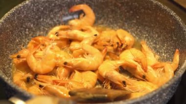 Ayçiçeği yağında büyük bir karidesi kızartma tavasına koymak