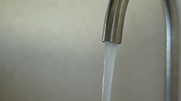 Νερό ρέει από τη βρύση της κουζίνας close-up — Αρχείο Βίντεο