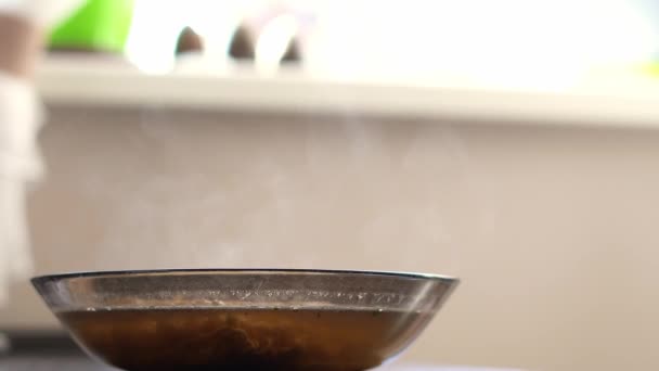 Dampf kommt aus einem Teller mit einem heißen gekochten Gericht Nahaufnahme — Stockvideo