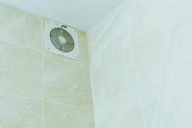 Hava çıkarıcı banyodaki tozla tıkanmış.