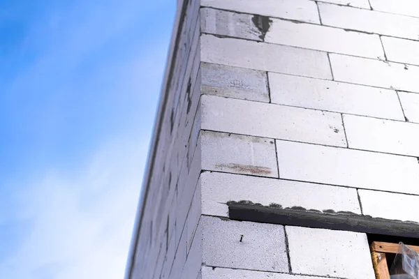 Hörnet Ett Oavslutat Hus Vit Luftad Betong Mot Bakgrunden Himlen — Stockfoto