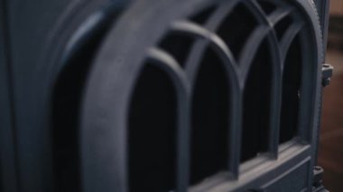 Fırın kapısı kendiliğinden açılıyor. Koyu renkli kasvetli sahne