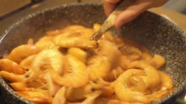 Tahta bir spatulayla karides kızartması.