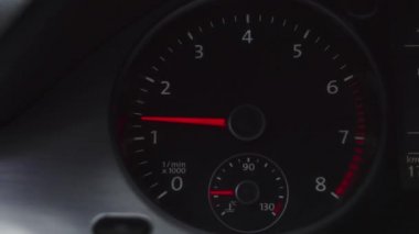 Gaz pedalına basmak, takometre iğnesinin hareketi.