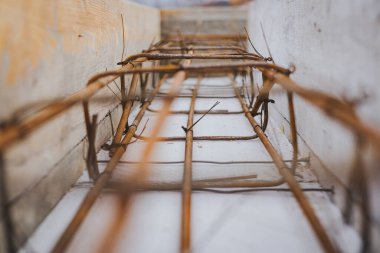 Ağır yüklerin altındaki betonu güçlendirmek için güçlendirilmiş ahşap kemer.