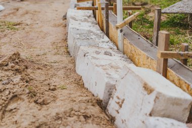 Kereste biçiminden oluşan beton dökülmüş kaldırım