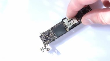 Kiev, Ukrayna - 11 Mart 2021: Elektronik devre kartı Apple iphone se 'nin A9 işlemcisiyle incelenmesi