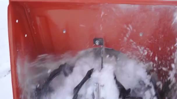 Spectaculaire slow-motion video van een sneeuwblazer. Sneeuw zuigen in met de sneeuwblazer boor — Stockvideo