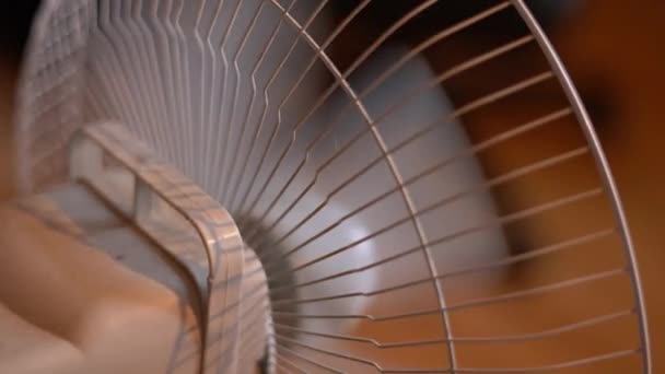 Een kleine binnenventilator draait close-up, onderaanzicht — Stockvideo