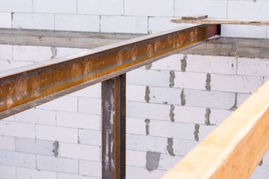 Bir ev inşa ederken I kirişinden katlar arasında demir bir bölme.