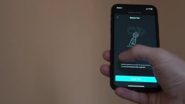 Kiev, Ukrayna - 5 Nisan 2021: Ronin mobil uygulaması telefonda açık. Menüde ustalaşılıyor