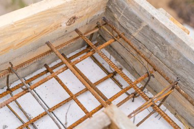 İnşaat alanında güçlendirilmiş ahşap kaplama kemer.