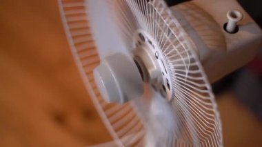 Küçük bir zemin ayakta duran vantilatör yakın çekim, üst manzara