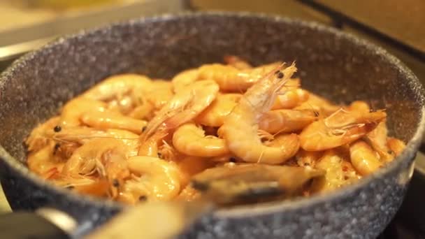 Poner camarones crudos con las manos en una sartén caliente — Vídeos de Stock