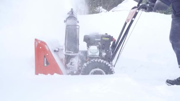 Kiev, Ukraine - 14 février 2021 : Opération de la souffleuse à neige FORTE dans une grande neige — Video