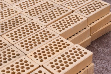 Kahve renkli, içi boş tuğlalı inşaat deposu. Üst tarafı kapatın.