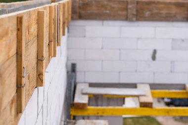 Betonla güçlendirilmiş kemer dökmek için ahşap kaplama