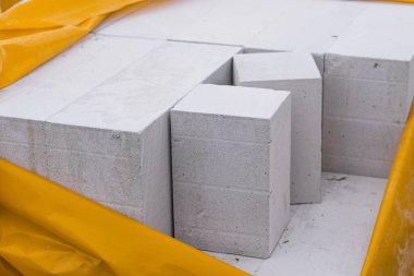 Markalı ambalajla katlanmış bir ev inşa etmek için gaz bloğu inşa etmek