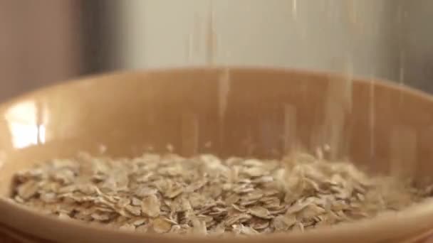 Havregryn fyller en lerplatta närbild i slow motion — Stockvideo