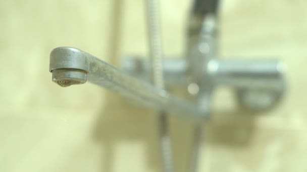 Leaking faucet in the bathroom. Water drops dripping from the mixer — Stock Video