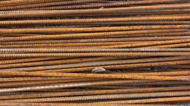 Paslı demirler yakın çekimde duruyor. Yapı Malzemeleri