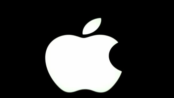 Kiev, Ucraina - 5 aprile 2021: il logo Apple si illumina al buio primo piano — Video Stock