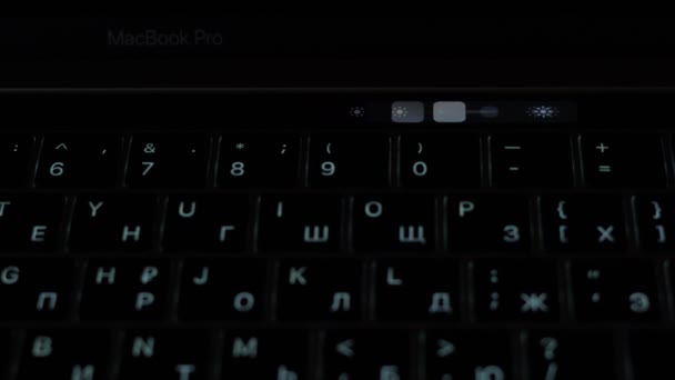 Kiev, Ukraine - 5 avril 2021 : ajuster la luminosité sur Apple MacBook Pro à l'aide de la barre tactile — Video