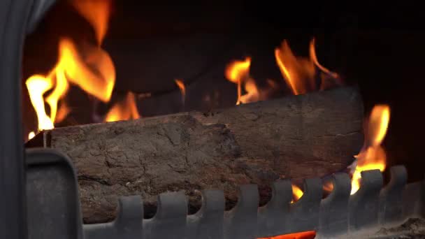 Hermoso fuego ardiente en la chimenea — Vídeos de Stock
