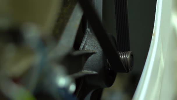Ο ηλεκτρικός κινητήρας του πλυντηρίου περιστρέφει τη ζώνη και οδηγεί το τύμπανο — Αρχείο Βίντεο