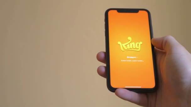Kiev, Oekraïne - 5 april 2021: hand spelen snoep crush jelly saga spel op de telefoon in verticale modus — Stockvideo