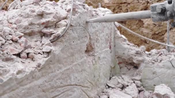 Demolición de un martillo neumático de una estructura de hormigón en un sitio de construcción de cerca, vista superior — Vídeo de stock