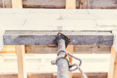 Beyaz tuğlalı kapı duvarcıIığı ve biçim veren boşluk