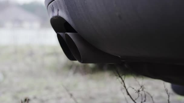 Dubbla avgaser från bilen under motorstart — Stockvideo
