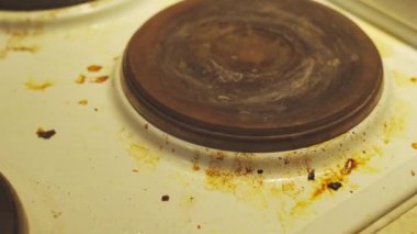 Eski elektrikli ocakta yanmış turuncu lekeler.