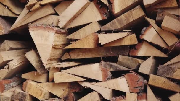 Задний план аккуратно сложенных дров, быстрый крупный план — стоковое видео