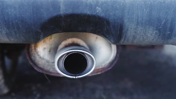 Escape del coche durante el arranque del motor en clima frío — Vídeos de Stock