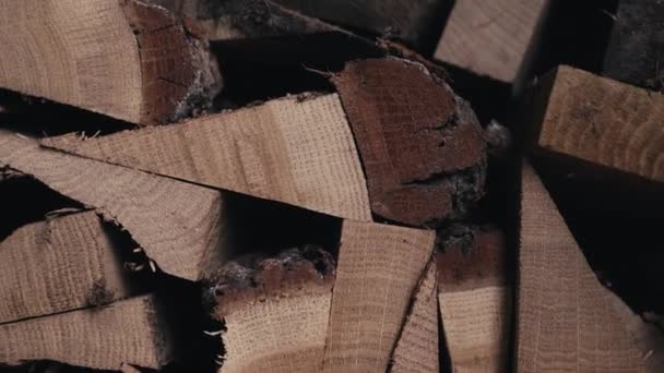 Hladký odchod z dubového dřeva vytěženého na zimu, naskládaného v dřevěné kládě — Stock video