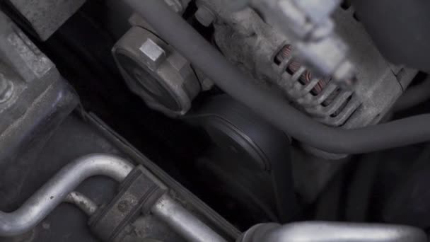 Alternator roller in a running gasoline internal combustion engine — Stock Video