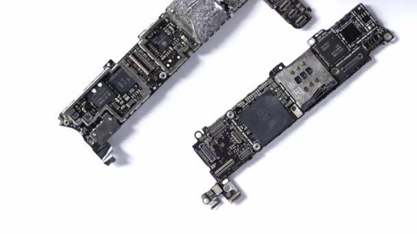 Kiev, Oekraïne - 11 maart 2021: hand zet een iphone se apple electronic board met A9 processor en een iphone 4 electronic board met a4 processor op een witte achtergrond close-up — Stockvideo