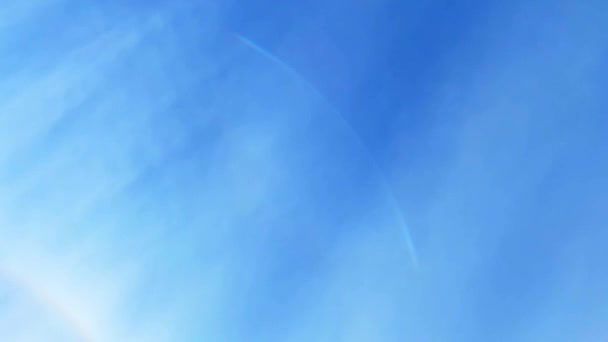 Timelapse de céu azul com nuvens brancas nebulosas — Vídeo de Stock