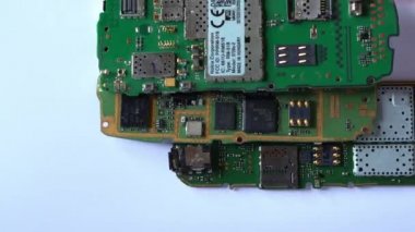 Kiev, Ukrayna - 11 Mart 2021: Beyaz arka planda, yakın planda üç farklı eski telefonun elektronik devre kartları