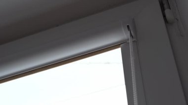 Kumaş destekli pencere perdeleri indiriyor ve açılıyor