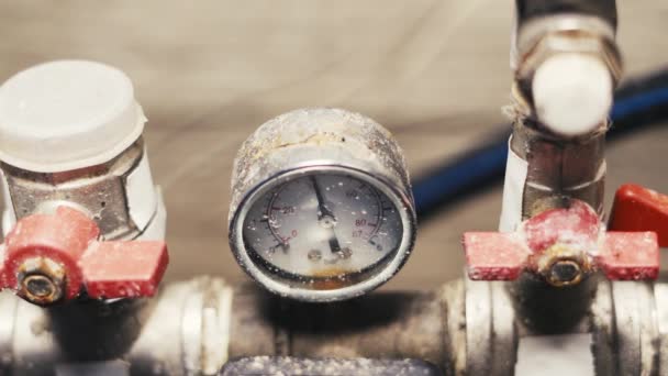 Sensor de presión de agua en una estación de bombeo de suministro de agua de una casa privada — Vídeos de Stock