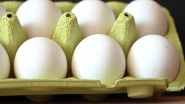 Ovos de galinha brancos em uma bandeja de papelão perto — Vídeo de Stock