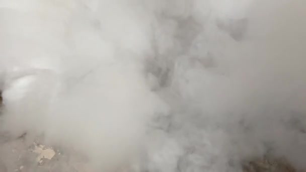 Arbets maskin rök, rum rök. tjock och högkvalitativ rök för filmisk — Stockvideo