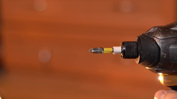 Cordless screwdriver with Phillips bit rotates, close-up — Stock Video