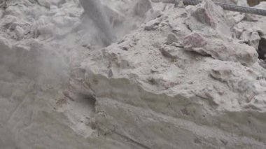 İnşaat alanındaki beton bir binanın yıkımı, üst manzara.